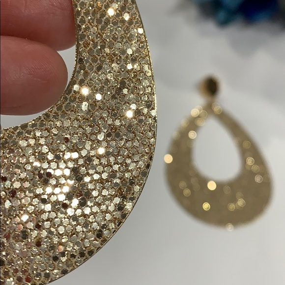 BIG GOLD TEARDROP EARRINGS! - Picture 2 of 4
